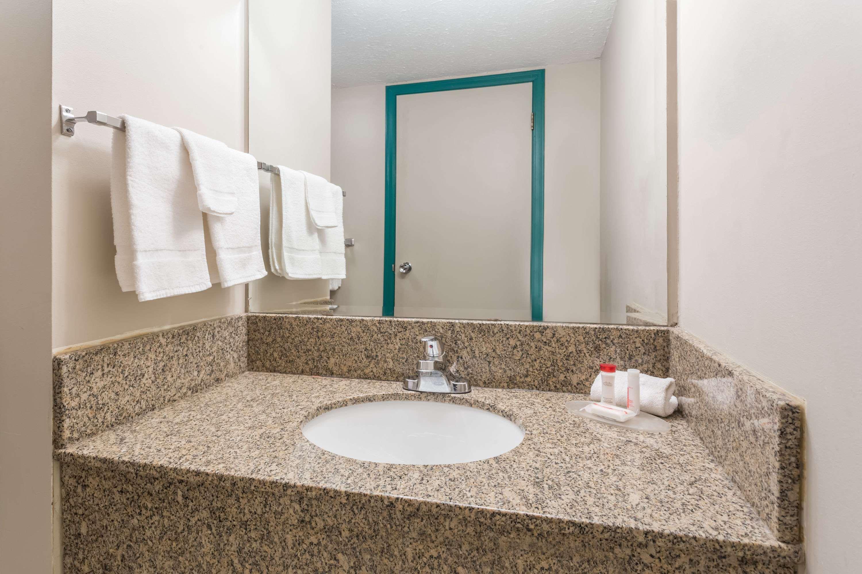 Ramada By Wyndham Hotel Quesnel Luaran gambar